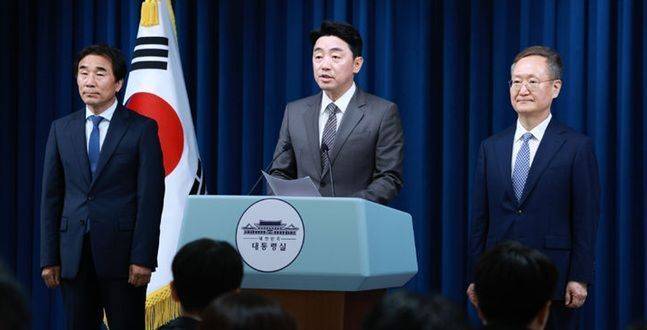 강훈식 비서실장(가운데)이 29일 서울 용산 대통령실 청사에서 인사 관련 브리핑을 하고 있다. ⓒ 뉴시스