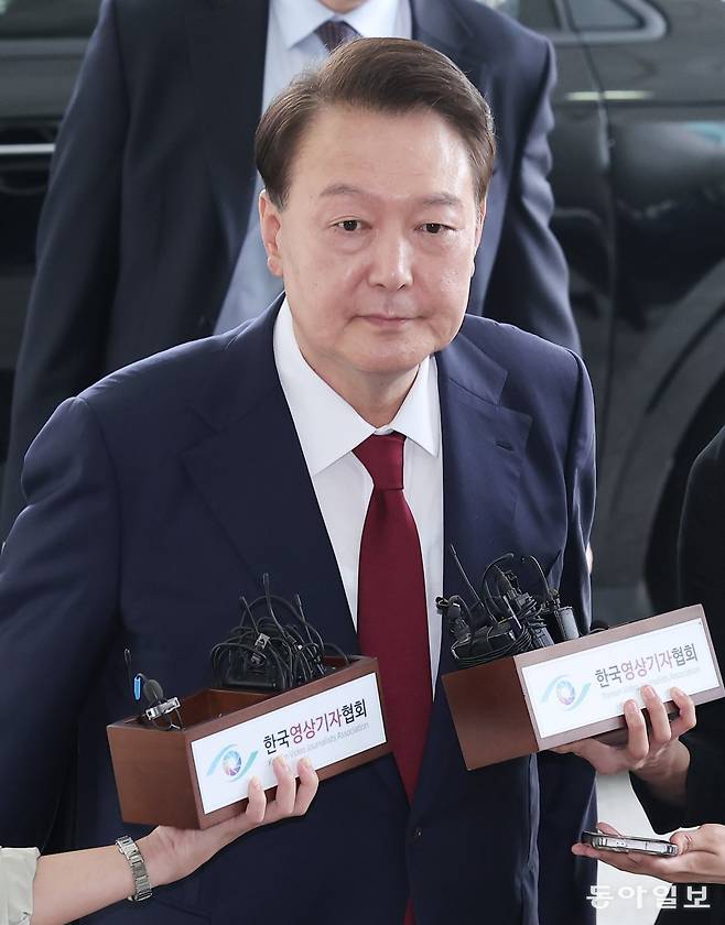 윤석열 전 대통령이 28일 오전 대면 조사를 받기 위해 서울 서초구 서울고검에 마련된 내란특검 사무실로 출석하고 있다. 송은석 기자 silverstone@donga.com