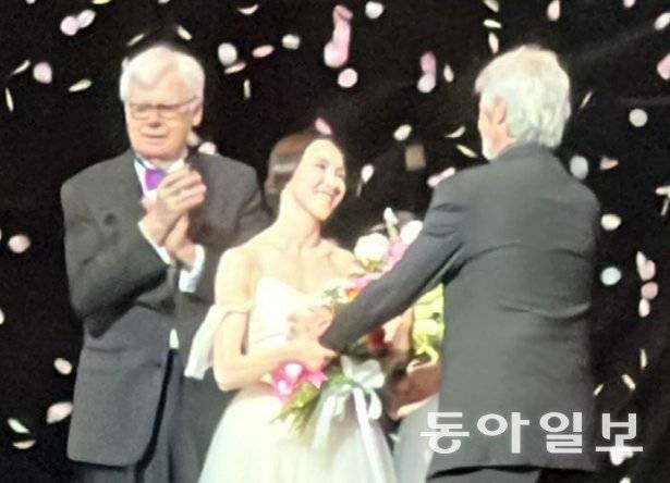 미국 아메리칸 발레시어터(ABT)의 수석 무용수인 서희(가운데)가 27일(현지 시간) 미 뉴욕에서 ‘지젤’ 공연을 마친 후 꽃다발을 건네받고 있다. 뉴욕=임우선 특파원 imsun@donga.com