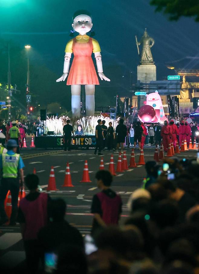 28일 서울 종로구 광화문광장과 중구 서울광장 일대에서 벌어진 ‘오징어 게임’ 피날레 행사에 등장한 초대형 살인 기계 ‘영희’. 뉴스1
