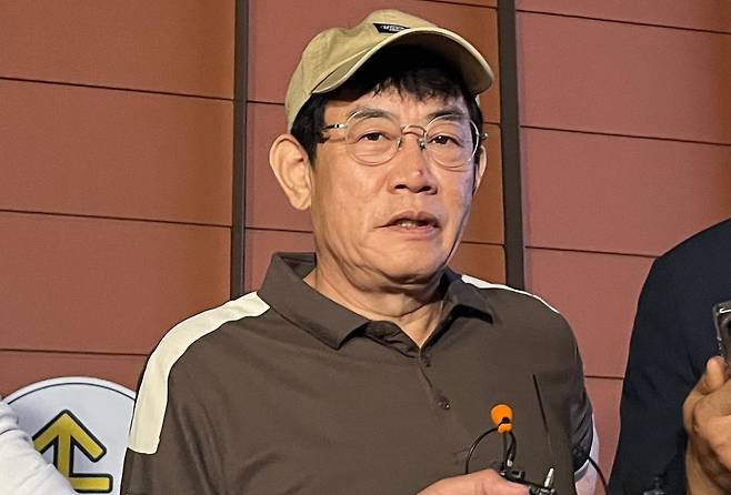 코미디언 이경규가 24일 오후 11시 45분께 서울 강남경찰서에서 약물 운전 혐의와 관련한 조사를 마친 뒤 취재진의 질문에 답하고 있다. 2025.6.24. 뉴스1