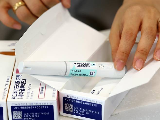 16일 서울 강남구 파크약국에서 약사가 입고된 비만치료제 ‘위고비’를 정리하고 있다. 2024.10.16.뉴스1