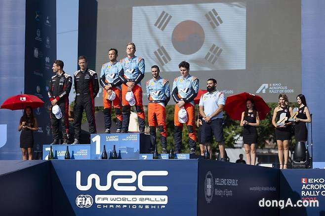 2025 WRC 그리스 랠리에서 포디움에 오른 선수들의 모습. (왼쪽부터) 2위에 오른 도요타 가주레이싱 월드랠리팀 소속 코드라이버 빈센트 랑데(Vincent LANDAIS)와 드라이버 세바스티앙 오지에(Sébastien Ogier), 우승을 차지한 현대 월드랠리팀 코드라이버 마틴 야르베오야(Martin Järveoja)와 드라이버 오트 타낙(Ott Tänak), 3위에 오른 현대 월드랠리팀 코드라이버 알렉산드르 코리아(Alexandre Coria)와 드라이버 아드리안 포모어(Adrien Fourmaux).