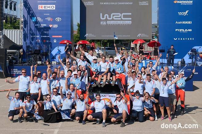 2025 WRC 그리스 랠리 우승을 기념하는 현대 월드랠리팀