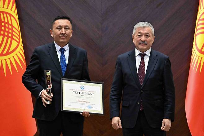 키르기즈공화국 2024년 최고의 면 콘테스트에서 사업대상지역 오시 주의 조시 면이 최우수 면으로 선정되어 오시 면장과 내각 의장이 기념사진을 촬영하고 있다. 굿네이버스 제공.