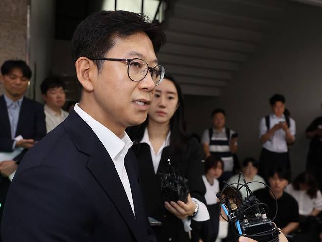 배경훈 과학기술정보통신부 장관 후보자가 24일 서울 종로구 광화문우체국에 마련된 인사청문회 준비 사무실로 출근하며 취재진의 질문에 답하고 있다. 연합뉴스 제공