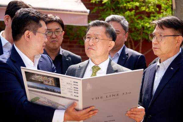 정경구 HDC현대산업개발 사장이 지난 4월 24일 서울 용산구 ‘용산정비창 전면1구역(용산정비창)’ 재개발사업 현장을 찾아 직접 진두지휘하고 있다. [HD 정경구 HDC현대산업개발 사장이 지난 4월 24일 서울 용산구 ‘용산정비창 전면1구역(용산정비창)’ 재개발사업 현장을 찾아 직접 진두지휘하고 있다. [HDC현대산업개발 제공]