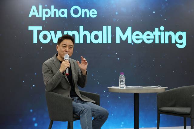 KT알파 본사에서 30일 개최된 ‘창립 34주년 타운홀 미팅’에서 박승표 대표이사가 향후 경영 방향에 대해  설명하고 있다. KT알파 제공