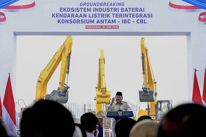 프라보워 수비안토 인도네시아 대통령이 29일(현지시간) 서자바주 카라왕에서 중국 CATL이 참여하는 전기차 배터리 생산 프로젝트 기공식에서 연설하고 있다.   연합뉴스/AFP
