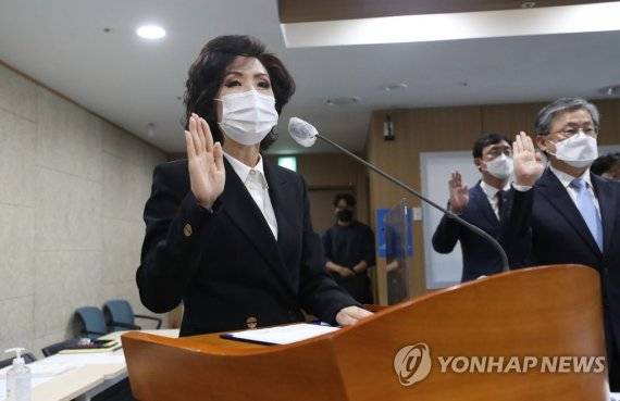 이진숙 충남대 총장이 13일 오전 세종시교육청에서 열린 충남대, 충남대병원, 충북대, 충북대 병원 국정감사에서 선서하고 있다. 2022.10.13 /연합뉴스