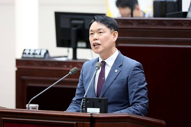 임춘원 시의원이 6월 30일 열린 인천시의회 제302회 정례회에서 남촌농산물도매시장 채소동 옥상에 파크골프장 조성을 제안했다. 인천시의회 제공.