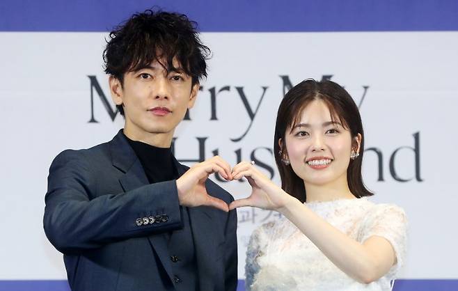 일본 배우 사토 타케루(왼쪽), 코시바 후우카가 지난 26일 오후 서울 구로구 라마다 신도림 호텔에서 열린 아마존 오리지널 일본 드라마 '내 남편과 결혼해줘' 일본판 제작발표회에서 포즈를 취하고 있다. 뉴시스