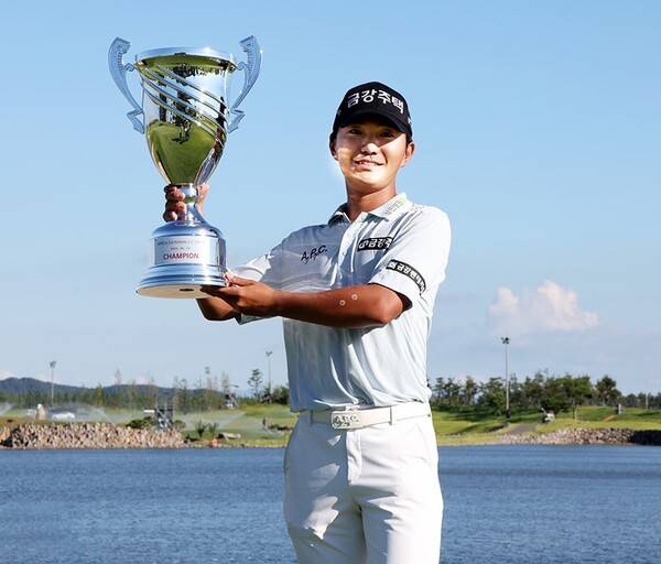 2025년 한국프로골프(KPGA) 투어 KPGA 군산CC오픈 우승을 차지한 옥태훈 프로가 우승 트로피를 들고 기념 촬영하는 모습이다. 사진제공=KPGA