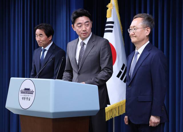 강훈식 대통령 비서실장(가운데)이 29일 서울 용산구 대통령실 브리핑룸에서 인사 관련 브리핑을 하며 봉욱 민정수석 쪽을 바라보고 있다. 왼쪽은 전성환 경청통합수석. 대통령실사진기자단
