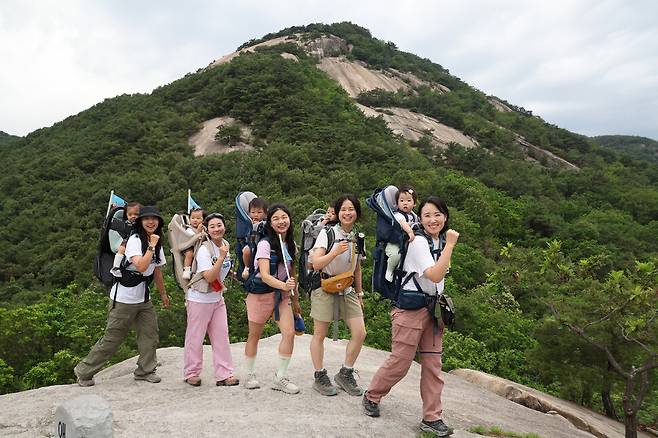 ‘베이비 하이킹 클럽’ 회원들이 지난 19일 오후 경기도 남양주시 불암산 애기봉에 올라 기념사진을 찍고 있다. 왼쪽부터 손서경씨와 딸 장서우양, 강희경씨와 딸 최가온양, 오언주씨와 아들 인주호군, 김하진씨와 아들 이찬이군, 전유진씨와 딸 김서라양. 백소아 기자 thanks@hani.co.kr