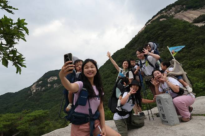 베이비하이킹클럽 회원들이 19일 오후 경기도 남양주시 불암산 애기봉에 올라 사진을 찍고 있다. 백소아 기자 thanks@hani.co.kr
