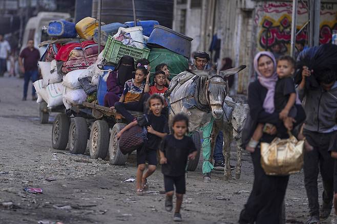 29일(현지시각) 가자지구에서 이스라엘군이 대피 명령을 내린 뒤 주민들이 가자 북부 자발리아를 탈출하고 있다. 자발리아/AP 연합뉴스