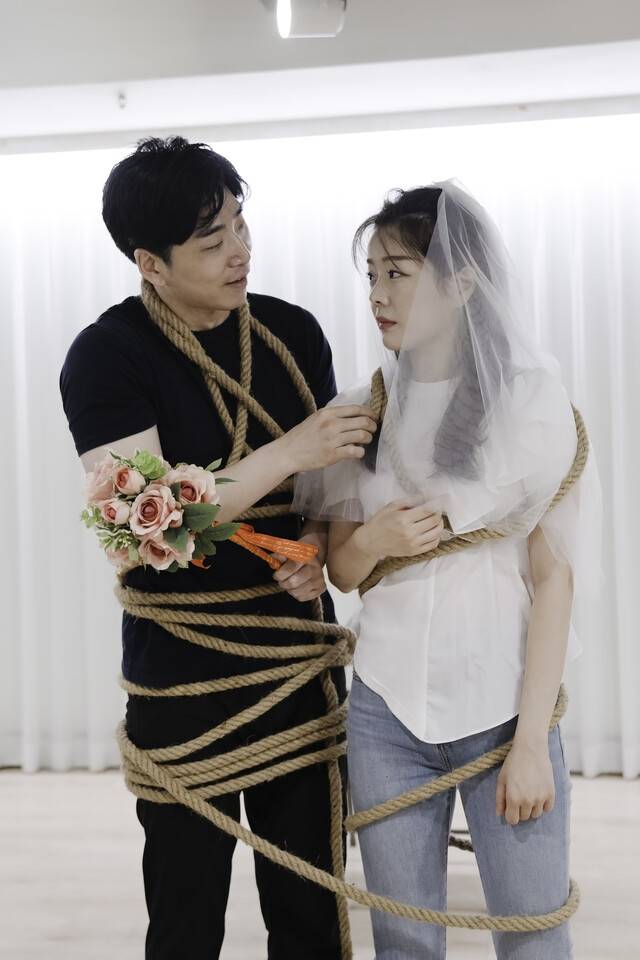 현실 속 부부의 사랑과 결혼, 출산과 육아를 연가곡 형식으로 담아낸 가극 ‘부부 이야기’ 출연한 소프라노 이상은과 베이스 바리톤 한혜열의 리허설 장면. 오푸스 제공