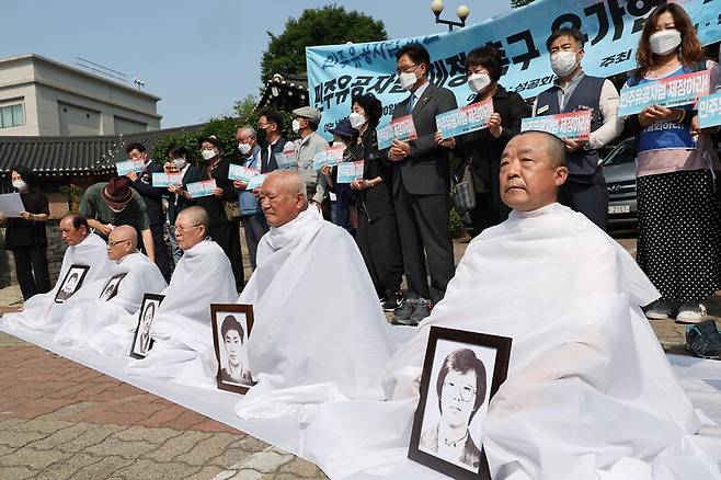 지난 2022년 6월10일 제35돌 6·10민주항쟁 기념식이 열린 서울 중구 대한성공회 서울주교좌성당 앞에서 전국민족민주유가족협의회(유가협) 관계자 등이 민주유공자법 제정을 촉구하며 삭발을 하고 있다. 오른쪽부터 박종철 열사의 형 박종부씨, 장현구 열사의 아버지 장남수 유가협 회장, 권희정 열사의 어머니 강선순씨. 연합뉴스