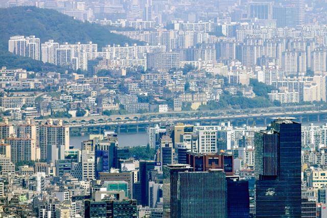 경기 성남시 청계산 매바위에서 바라본 서울 서초구·강남구(아래)와 한강 이북 아파트 단지. 연합뉴스