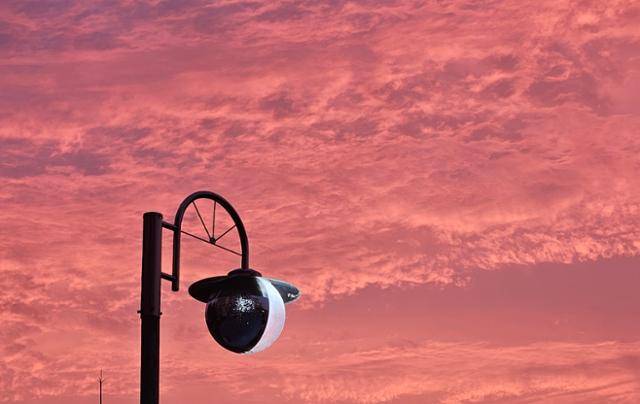 장맛비가 그친 저녁 무렵에 마주친 불타는 듯 붉게 물든 하늘에 그동안 눅눅한 일상은 잠시 멈췄고, 비에 젖은 우울한 마음은 갑자기 환해졌다.