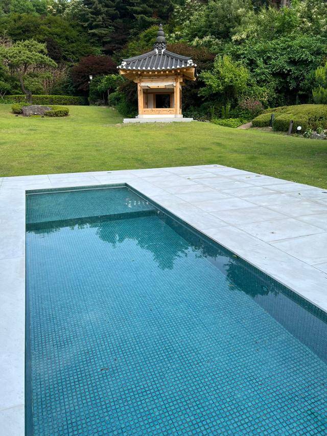 박홍근 더불어민주당 의원이 올린 서울 한남동 관저 정경. 관저 밖에 정자와 얕은 깊이의 수영장이 보인다. 박 의원 페이스북 캡처