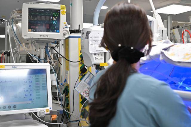 연명의료결정제도 시행 7년, '죽음의 모습'은 어떻게 달라졌을까. 전국 의료 현장에서 확인하고 파악한 실상과 한계, 대안을 5회에 걸쳐 보도한다. 사진은 경기도 한 상급종합병원의 중환자실 모습. 한국일보 자료사진