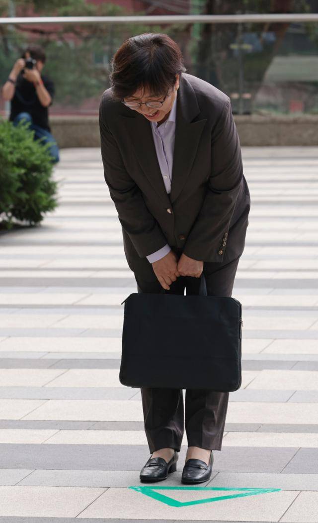 정은경 보건복지부 장관 후보자가 30일 서울 중구에 마련된 인사청문회 준비단 사무실로 출근하며 인사하고 있다. 연합뉴스