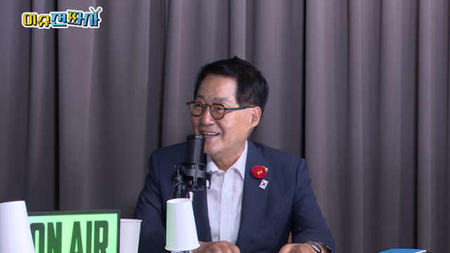 24일 박지원 더불어민주당 의원이 한국일보 유튜브 '이슈전파사'에 출연해 진행자 질문에 답하고 있다. 한국일보 유튜브 캡처