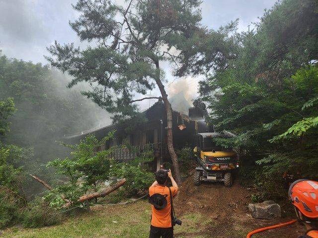 30일 서울 성북구 '성북동 별서(성락원)' 내 목조 건물에서 화재가 발생해 연기가 피어오르고 있다. 별서 구역 내 불이 난 한옥 건물은 송석정으로, 1950년대 신축된 건물이다. 성북구 제공
