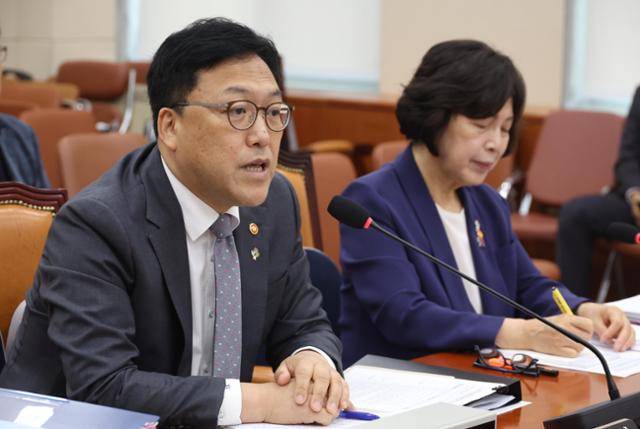 김병환 금융위원장이 30일 서울 여의도 국회에서 열린 정무위 전체회의에서 추경안 관련 의원의 질의에 답변하고 있다. 뉴시스
