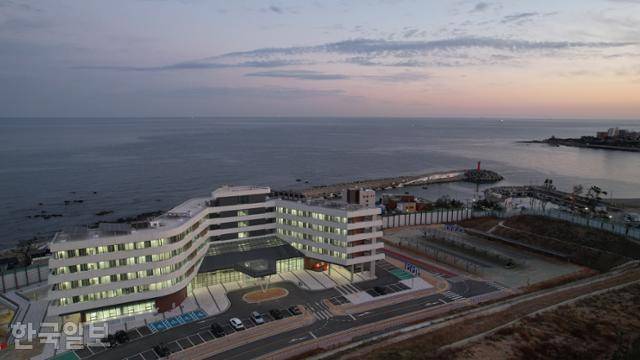 경북 경주시 감포읍에 위치한 한국원자력연구원 문무대왕과학연구소 교육훈련시설인 '화랑관' 전경. 경주시 제공.