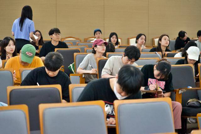 '2025 반려인능력시험 오프라인 모의고사' 강아지 부문에 응시한 보호자들이 문제를 풀고 있다.