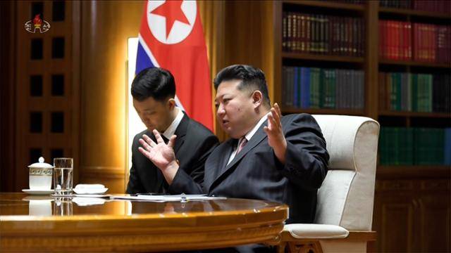 김정은 북한 국무위원장이 29일 당 중앙위원회 본부 청사에서 올가 류비모바 러시아 문화부 장관을 접견했다고 조선중앙TV가 30일 보도했다. 평양=조선중양통신 연합뉴스