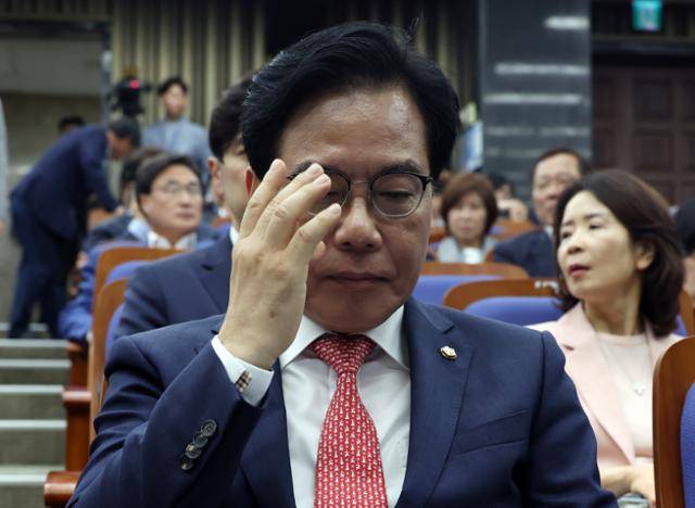 송언석 국민의힘 원내대표가 30일 서울 여의도 국회에서 열린 의원총회에서 안경을 고쳐쓰고 있다. 뉴시스