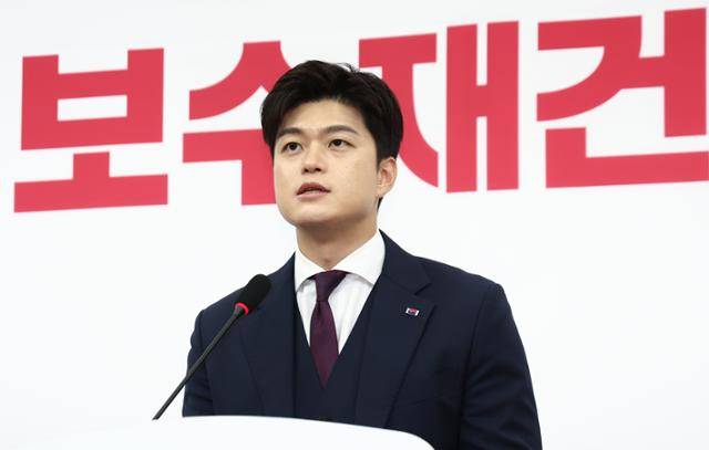 김용태 국민의힘 비상대책위원장이 30일 오전 서울 여의도 국회에서 퇴임 기자회견을 하고 있다. 뉴스1