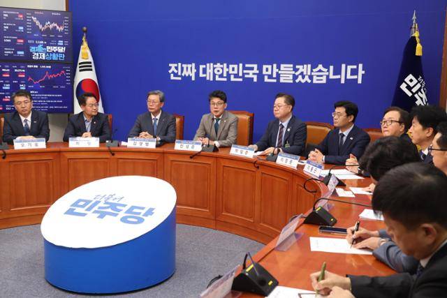 진성준(왼쪽 네 번째) 더불어민주당 정책위의장이 30일 국회에서 열린 경제6단체 상근부회장단과의 간담회에서 발언하고 있다. 왼쪽부터 오기웅 중소기업중앙회 부회장, 허영 원내정책수석부대표, 김창범 한국경제인협회 부회장, 진 정책위의장, 박일준 대한상공회의소 부회장, 이정문 정책위 수석부의장, 이동근 한국경영자총협회 부회장, 오기형 의원. 뉴시스