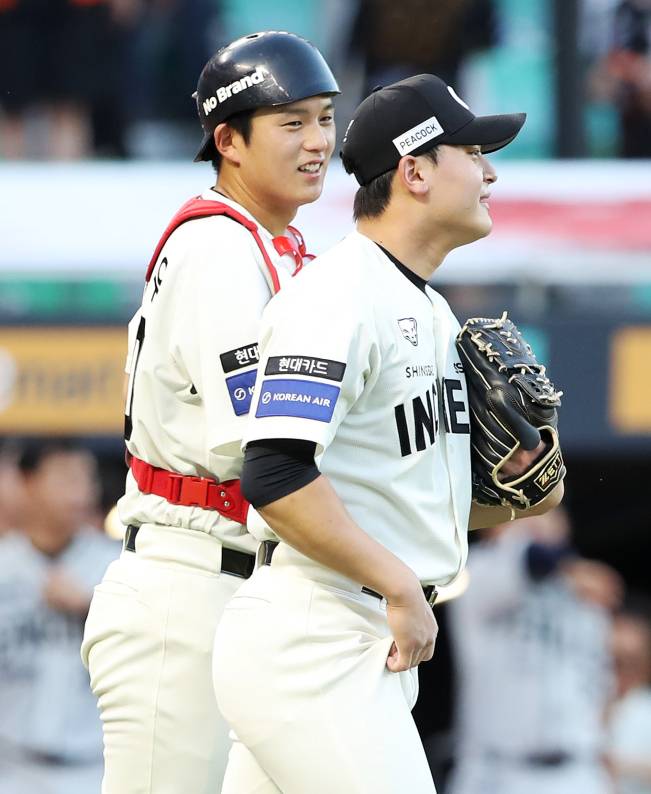 29일 인천 한화 이글스전을 승리로 마친 조형우가 마무리 투수 조병현과 함께 승리를 자축한 뒤 더그아웃으로 향하고 있다. SSG 제공