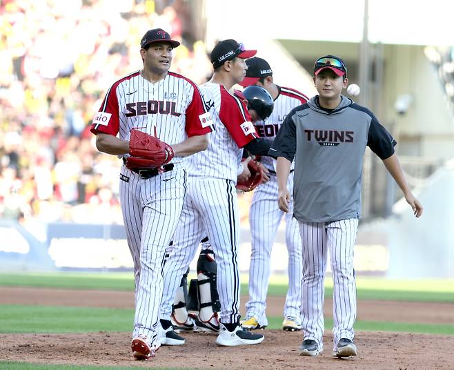 29일 오후 잠실야구장에서 열린 2025 프로야구 KIA와 LG 경기. LG 선발 치리노스가 6회 KIA 오선우에게 1타점 2루타를 허용한뒤 교체되고 있다. 잠실=정시종 기자 capa@edaily.co.kr /2025.06.29.