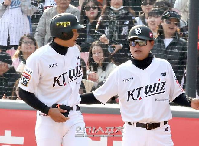 9일 오후 수원 KT위즈파크에서 열린 2025 프로야구 시범경기 LG와 KT의 경기. KT 장진혁이 7회 1타점 적시타를 날리고 이종범 코치의 환영을 받고있다. 수원=정시종 기자 capa@edaily.co.kr /2025.03.09.