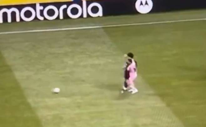 경기 도중 비티냐와 볼을 다투다 오른팔을 휘두른 리오넬 메시. 사진=SNS 영상 캡처.