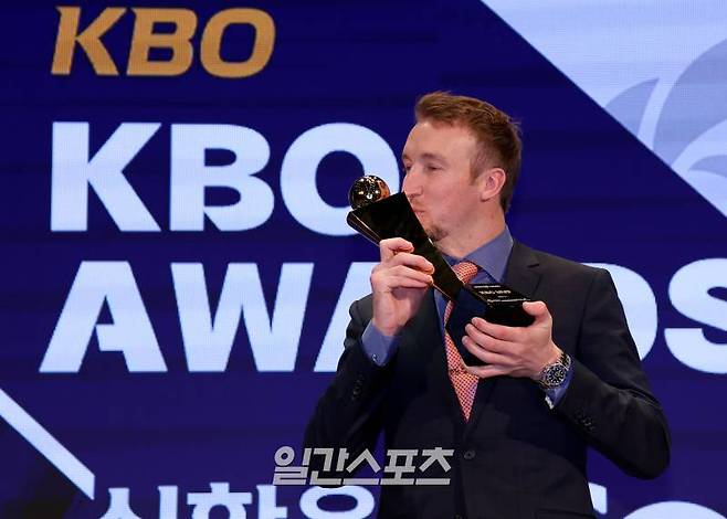 2023 KBO 시상식이 2023년 11월 27일 오후 서울 중구 소공동 웨스틴조선호텔에서 열렸다. MVP로 선정된 NC 페디가 시상식 후 트로피를 들고 포즈를 취하고 있다. MVP와 신인상 수상자는 정규시즌 종료 후 한국야구기자회 소속 언론사 기자 및 각 지역 언론 담당 기자들의 사전 온라인 투표로 정해졌다. 김민규 기자 mgkim1@edaily.co.kr