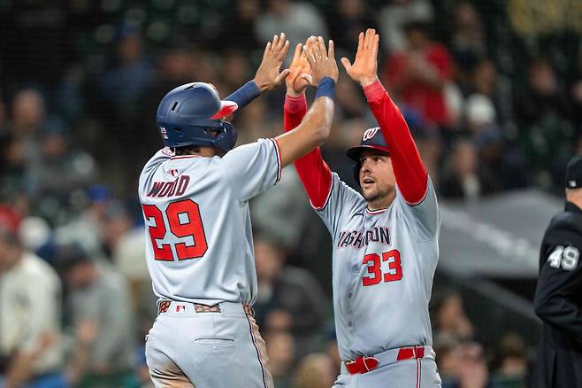 <yonhap photo-3644=""> SEATTLE, WA - MAY 29: Nathaniel Lowe #33 of the Washington Nationals and James Wood #29 celebrate after scoring runs during the tenth inning of a game against the Seattle Mariners at T-Mobile Park on May 29, 2025 in Seattle, Washington. Stephen Brashear/Getty Images/AFP (Photo by STEPHEN BRASHEAR / GETTY IMAGES NORTH AMERICA / Getty Images via AFP)/2025-05-30 13:53:55/ <저작권자 ⓒ 1980-2025 ㈜연합뉴스. 무단 전재 재배포 금지, AI 학습 및 활용 금지></yonhap>
