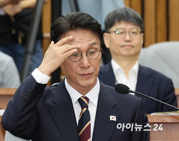 김민석 국무총리 후보자가 25일 서울 여의도 국회에서 열린 인사청문회에 출석해 이마를 만지고 있다. 2025.6.25 [사진=연합뉴스]