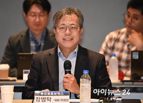 장병탁 서울대 AI연구원장이 27일 오전 서울시 관악구 서울대에서 열린 K휴머노이드연합 창립총회에서 인사말을 하고 있다.