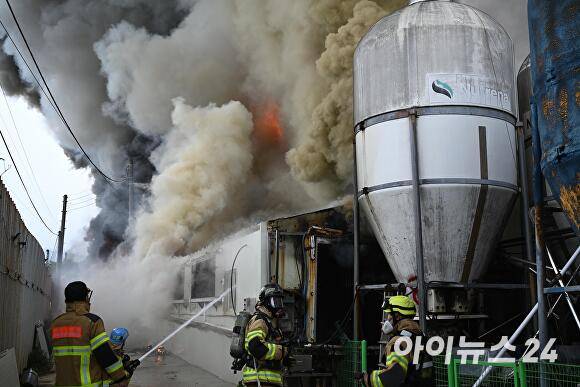 29일 오전 7시 41분쯤 군위군 군위읍 수서리 소재 돈사에서 불이 나 출동한 소방당국이 화재 진압을 하고 있다. [사진=대구소방안전본부]