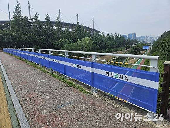 서울 상암교 난간에 안전펜스가 둘러진 모습. [사진=홍성효 기자]