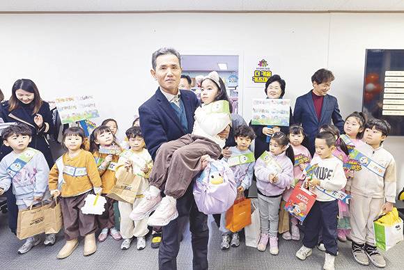 오태원 부산 북구청장이 키즈마켓 2호점 개소식에서 기념촬영을 하고 있다. [사진=부산 북구]