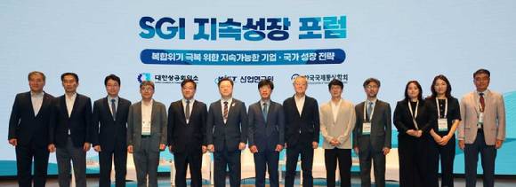 박일준 대한상의 상근부회장(왼쪽 여섯번째)과 주요참석자들이 기념촬영을 하고 있다.  [사진=대한상공회의소]