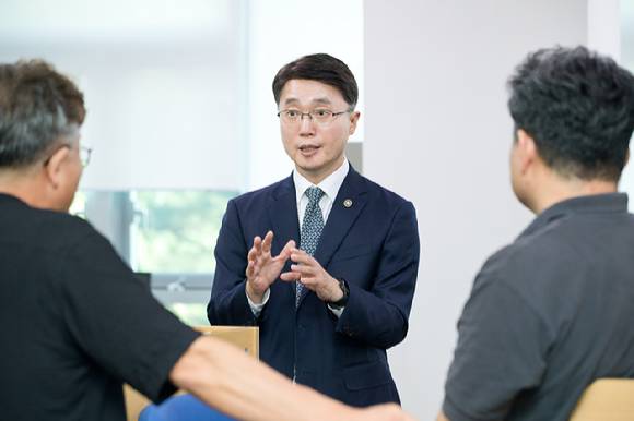 류제명 과기정통부 2차관이 30일 정부세종청사 과기정통부 기자실을 찾아 출입기자들과 대화하고 있다.[사진=과기정통부]